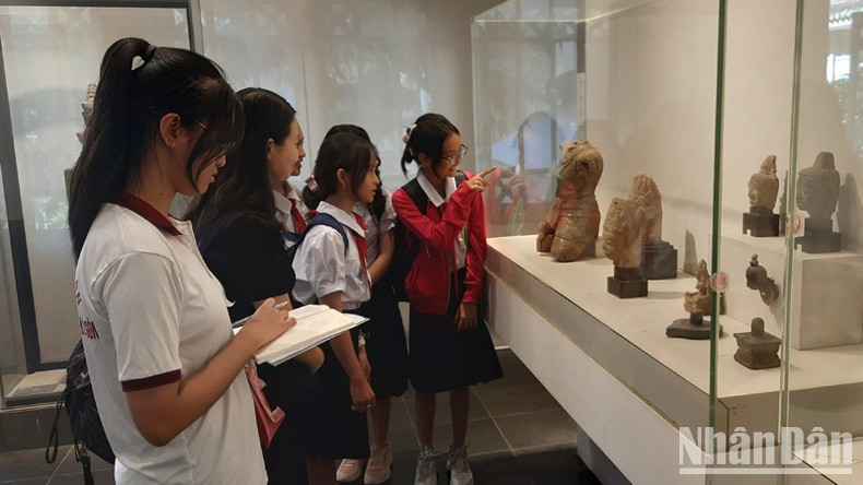 Estudiantes visitan el Museo de Historia de Ciudad Ho Chi Minh. Estudiantes visitan el Museo de Historia de Ciudad Ho Chi Minh.