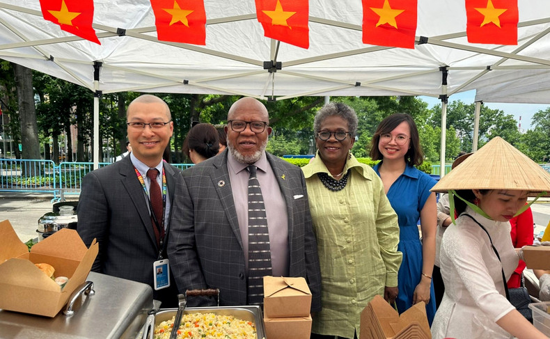 El presidente de la Asamblea General de las Naciones Unidas, Dennis Francis, y su esposa visitan el stand de Vietnam.