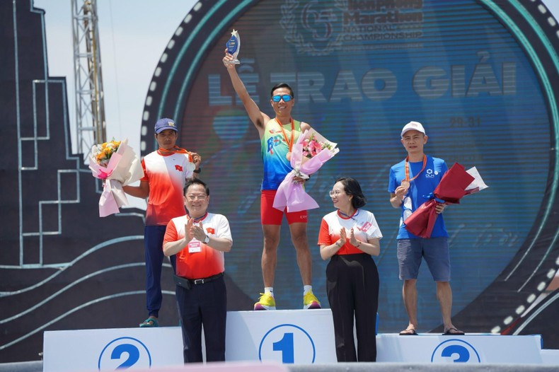 El comité organizador entrega premios a los atletas. El comité organizador entrega premios a los atletas.