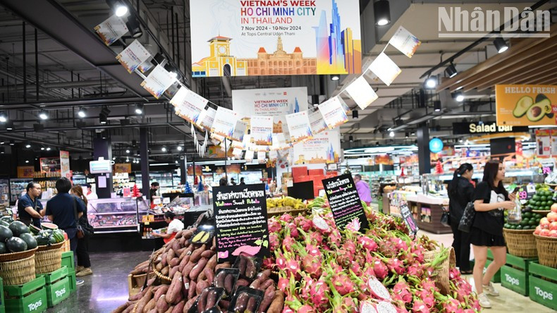 El boniato y la fruta de dragón de Vietnam también están presentes en el mercado de Central Group en Udon Thani. El boniato y la fruta de dragón de Vietnam también están presentes en el mercado de Central Group en Udon Thani.