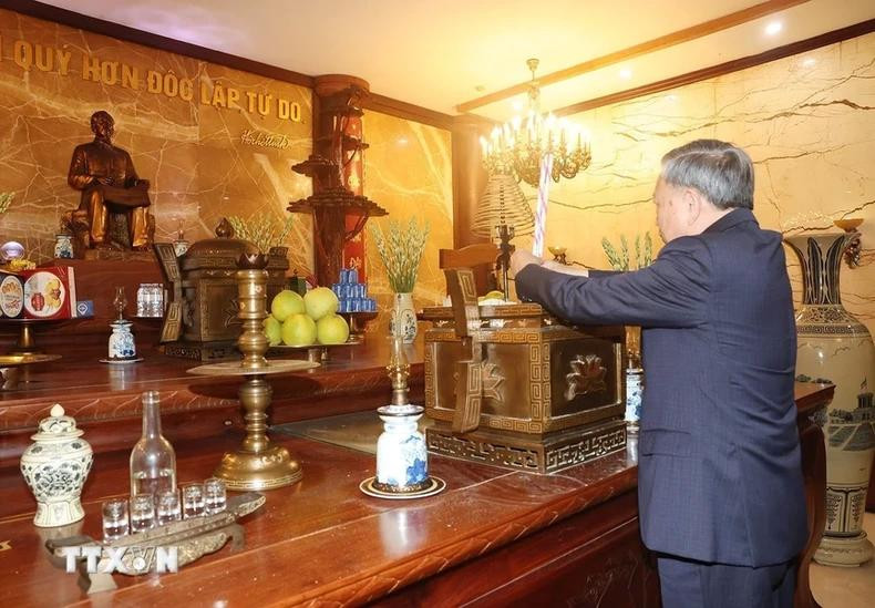 El mandatario rinde homenaje al Presidente Ho Chi Minh. El mandatario rinde homenaje al Presidente Ho Chi Minh.