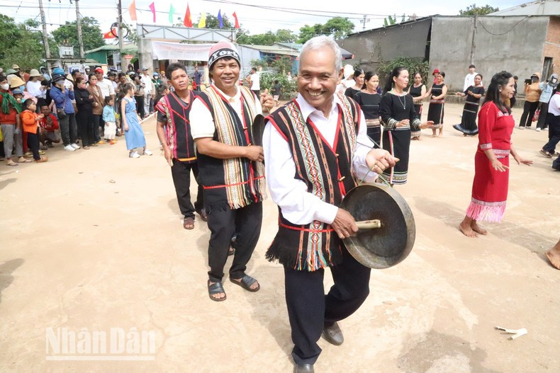Baile de gongs y chieng en el festejo.