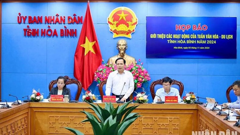 El vicepresidente ejecutivo del Comité Popular de Hoang Binh, Nguyen Van Toan, habla en una rueda de prensa. El vicepresidente ejecutivo del Comité Popular de Hoang Binh, Nguyen Van Toan, habla en una rueda de prensa.