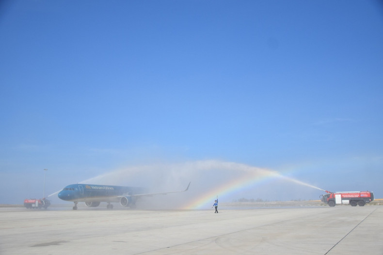 El vuelo número 300 mil operado por Vietnam Airlines de Hanói al Aeropuerto Internacional de Cam Ranh es recibido con una ceremonia de cañones de agua. El vuelo número 300 mil operado por Vietnam Airlines de Hanói al Aeropuerto Internacional de Cam Ranh es recibido con una ceremonia de cañones de agua.