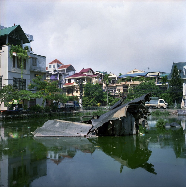 Foto del resto de un avión B52 caído en un lago en Hanói, presentada en el libro de fotografías bilingüe "Memorias de la guerra" del fotógrafo argentino Jorge Mónaco. (Foto: cortesía del fotógrafo) Foto del resto de un avión B52 caído en un lago en Hanói, presentada en el libro de fotografías bilingüe "Memorias de la guerra" del fotógrafo argentino Jorge Mónaco. (Foto: cortesía del fotógrafo)