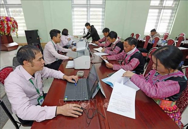 Una transacción de préstamo en la comuna de Hang Kia, distrito de Mai Chau, provincia de Hoa Binh. (Fuente: VNA)