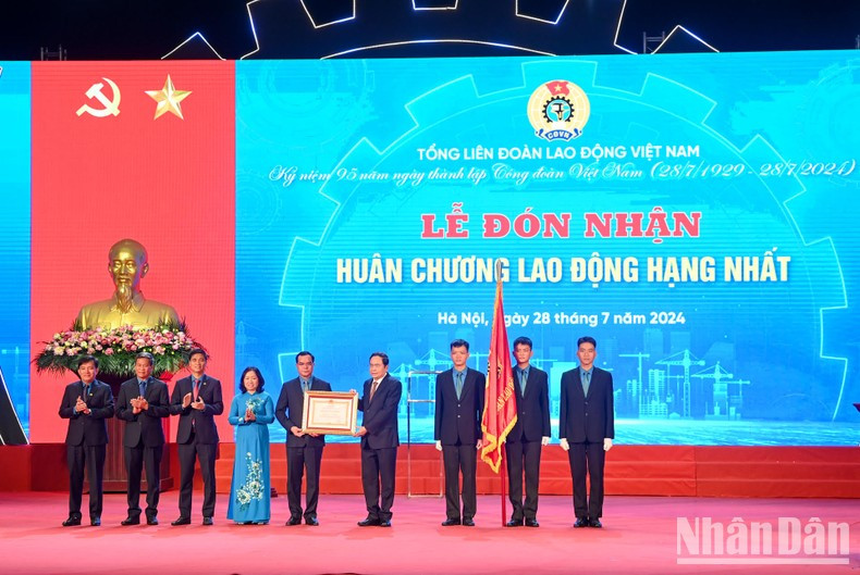 El máximo dirigente legislador Tran Thanh Man entrega el Orden de Trabajo de Primera Clase a la Confederación de Trabajo de Vietnam. El máximo dirigente legislador Tran Thanh Man entrega el Orden de Trabajo de Primera Clase a la Confederación de Trabajo de Vietnam.