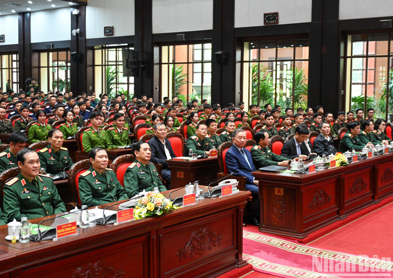 El máximo dirigente, To Lam, y dirigentes castrenses en el encuentro.