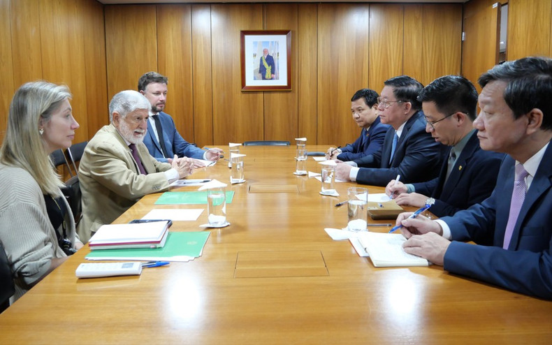 Nguyen Trong Nghia, miembro del Buró Político y jefe de la Comisión de Propaganda y Educación del Comité Central del Partido Comunista de Vietnam, y la delegación vietnamita realizan una visita de cortesía a Celso Amorim, asesor especial del presidente Lula da Silva. (Fuente: VNA) Nguyen Trong Nghia, miembro del Buró Político y jefe de la Comisión de Propaganda y Educación del Comité Central del Partido Comunista de Vietnam, y la delegación vietnamita realizan una visita de cortesía a Celso Amorim, asesor especial del presidente Lula da Silva. (Fuente: VNA)