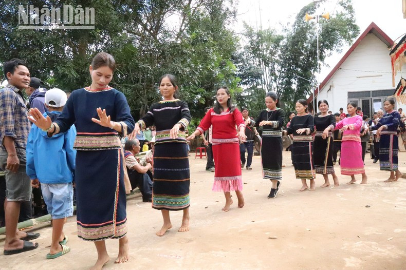 Las muchachas de Sedang realizan danzas tradicionales.