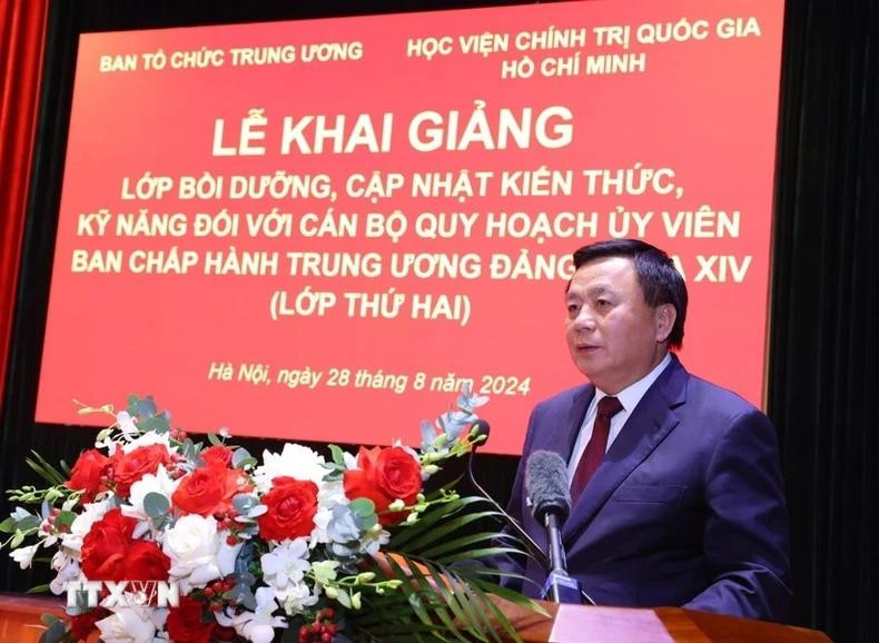 El miembro del Buró Político y presidente del Consejo Teórico Central del Partido Comunista de Vietnam y director de la Academia Nacional de Política Ho Chi Minh, Nguyen Xuan Thang. El miembro del Buró Político y presidente del Consejo Teórico Central del Partido Comunista de Vietnam y director de la Academia Nacional de Política Ho Chi Minh, Nguyen Xuan Thang.