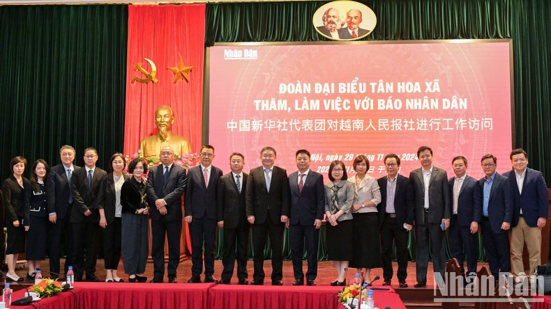 El subdirector editorial del periódico Nhan Dan Que Dinh Nguyen y el editor en jefe adjunto de la Agencia de Noticias Xinhua de China Ren Weidong y los delegados en la reunión. (Foto: The Dai) El subdirector editorial del periódico Nhan Dan Que Dinh Nguyen y el editor en jefe adjunto de la Agencia de Noticias Xinhua de China Ren Weidong y los delegados en la reunión. (Foto: The Dai)