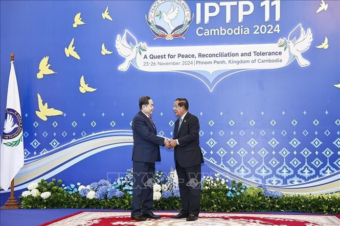 El presidente del Partido Popular y titular del Senado de Camboya, Samdech Techo Hun Sen, recibe al máximo legislador de Vietnam, Tran Thanh Man. El presidente del Partido Popular y titular del Senado de Camboya, Samdech Techo Hun Sen, recibe al máximo legislador de Vietnam, Tran Thanh Man.