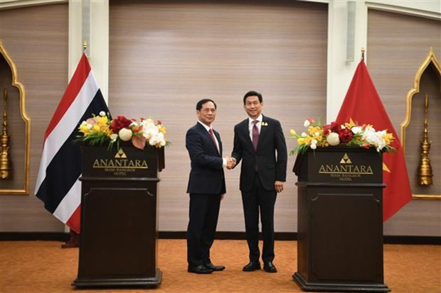 El canciller vietnamita, Bui Thanh Son, y el viceprimer ministro y canciller de Tailandia, Parnpree Bahiddha-Nukara, en una rueda de prensa (Fuente:VNA) El canciller vietnamita, Bui Thanh Son, y el viceprimer ministro y canciller de Tailandia, Parnpree Bahiddha-Nukara, en una rueda de prensa (Fuente:VNA)