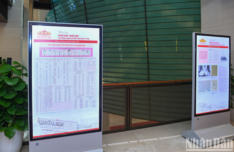 La muestra se divide en dos partes. La primera presenta imágenes sobre las primeras elecciones generales. La siguiente exhibe la colección original de 15 números del Boletín de la Asamblea Nacional.