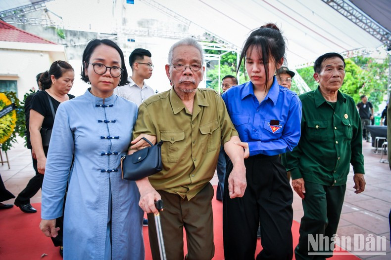 Un veterano de 83 años de edad acude a las honras fúnebres por el máximo dirigente partidista.