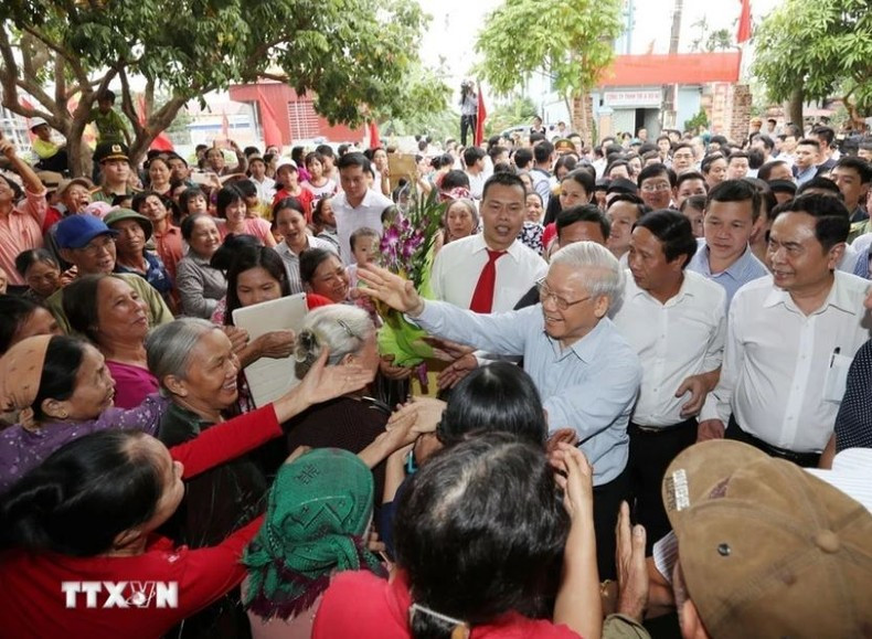 El secretario general del PCV, Nguyen Phu Trong, con la gente de la aldea de Thuong Dien, comuna de Vinh Quang, distrito de Vinh Bao, ciudad de Hai Phong, el 15 de noviembre de 2017. El secretario general del PCV, Nguyen Phu Trong, con la gente de la aldea de Thuong Dien, comuna de Vinh Quang, distrito de Vinh Bao, ciudad de Hai Phong, el 15 de noviembre de 2017.