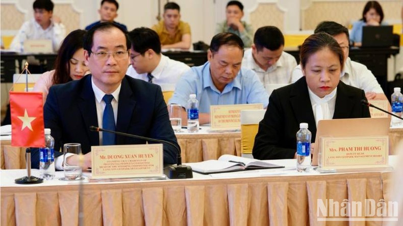 Dirigentes de Lang Son asisten a la reunión. Dirigentes de Lang Son asisten a la reunión.