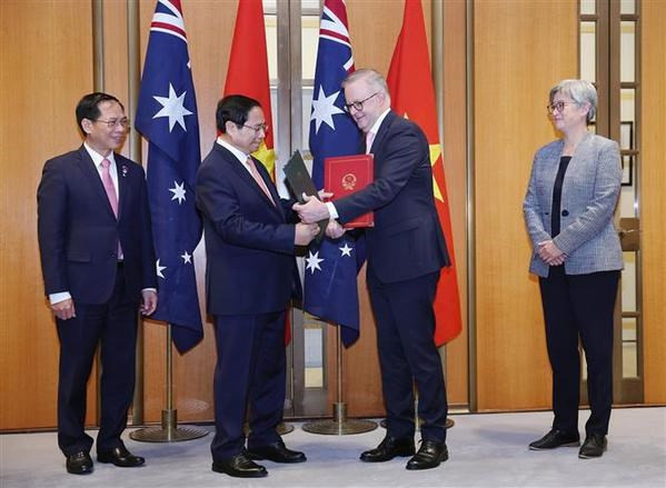 El Primer Ministro Pham Minh Chinh y su homólogo australiano Anthony Albanese presentan una Declaración Conjunta sobre la mejora de las relaciones a una Asociación Estratégica Integral. (Foto: VNA)
