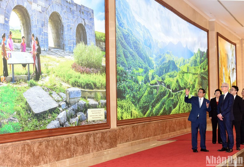 El premier presenta sobre el país y la gente de Vietnam. El premier presenta sobre el país y la gente de Vietnam.