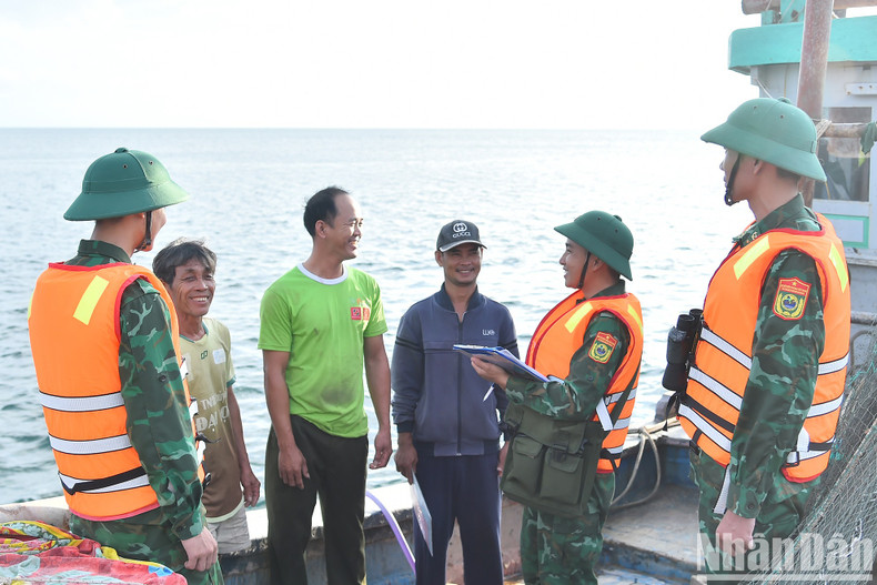 El puesto fronterizo de Cu Lao Cham trabaja sistemáticamente para concienciar a los pescadores de que no violen las normas de lucha contra la pesca INDNR y movilizarlos para que cumplan fielmente las directrices y políticas de la Parte y las leyes del Estado. El puesto fronterizo de Cu Lao Cham trabaja sistemáticamente para concienciar a los pescadores de que no violen las normas de lucha contra la pesca INDNR y movilizarlos para que cumplan fielmente las directrices y políticas de la Parte y las leyes del Estado.