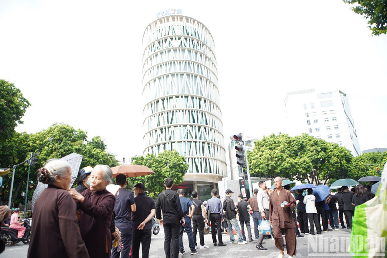 Muchas personas forman una larga cola a casi un kilómetro de la Funeraria Nacional, esperando para presentar sus respetos al máximo dirigente del partido.