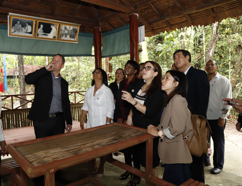 Delegados cubanos visitan el lugar de trabajo del exembajador cubano Raúl Valdés Vivó, ubicado en la Sede del Gobierno Revolucionario Provisional de la República de Vietnam del Sur. Delegados cubanos visitan el lugar de trabajo del exembajador cubano Raúl Valdés Vivó, ubicado en la Sede del Gobierno Revolucionario Provisional de la República de Vietnam del Sur.