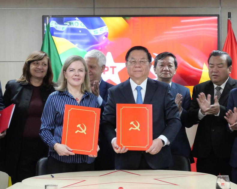 Nguyen Trong Nghia, miembro del Buró Político y jefe de la Comisión de Propaganda y Educación del Comité Central del Partido Comunista de Vietnam, firma un memorando de entendimiento con Gleisi Hoffmann, presidenta del Partido de los Trabajadores de Brasil, en Brasilia. (Fuente: VNA) Nguyen Trong Nghia, miembro del Buró Político y jefe de la Comisión de Propaganda y Educación del Comité Central del Partido Comunista de Vietnam, firma un memorando de entendimiento con Gleisi Hoffmann, presidenta del Partido de los Trabajadores de Brasil, en Brasilia. (Fuente: VNA)