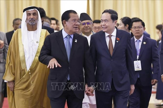El presidente del Partido Popular y titular del Senado de Camboya, Samdech Techo Hun Sen, recibe al máximo dirigente legislativo de Vietnam, Tran Thanh Man. El presidente del Partido Popular y titular del Senado de Camboya, Samdech Techo Hun Sen, recibe al máximo dirigente legislativo de Vietnam, Tran Thanh Man.