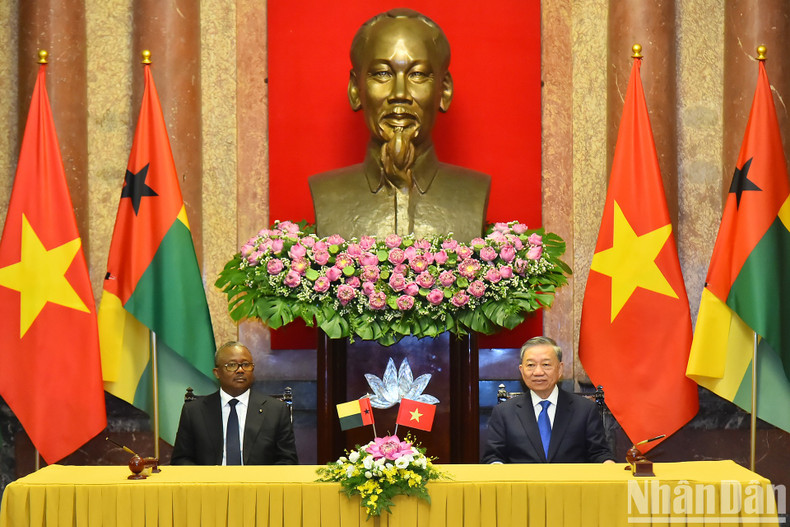 El secretario general del Partido Comunista y presidente de Vietnam, To Lam, y el presidente de Guinea-Bissau, Umaro Sissoco Embaló. El secretario general del Partido Comunista y presidente de Vietnam, To Lam, y el presidente de Guinea-Bissau, Umaro Sissoco Embaló.