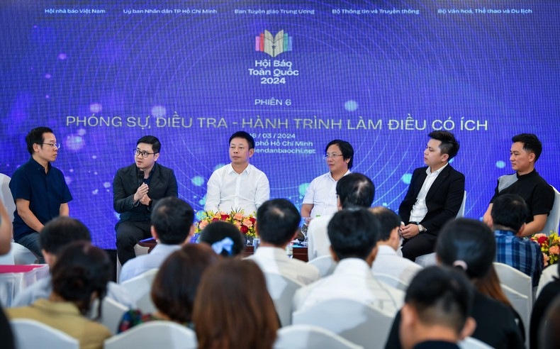 En el debate, periodistas de muchos periódicos hablan de las dificultades, los peligros y la soledad en el camino de la investigación para hacer algo útil por la sociedad. En el debate, periodistas de muchos periódicos hablan de las dificultades, los peligros y la soledad en el camino de la investigación para hacer algo útil por la sociedad.