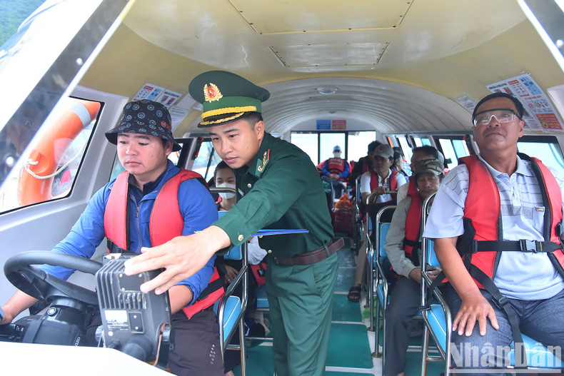 Además de cumplir los requisitos técnicos, las embarcaciones vehículos deberán disponer de chalecos salvavidas para los pasajeros según la normativa sobre equipos de salvamento. Además de cumplir los requisitos técnicos, las embarcaciones vehículos deberán disponer de chalecos salvavidas para los pasajeros según la normativa sobre equipos de salvamento.