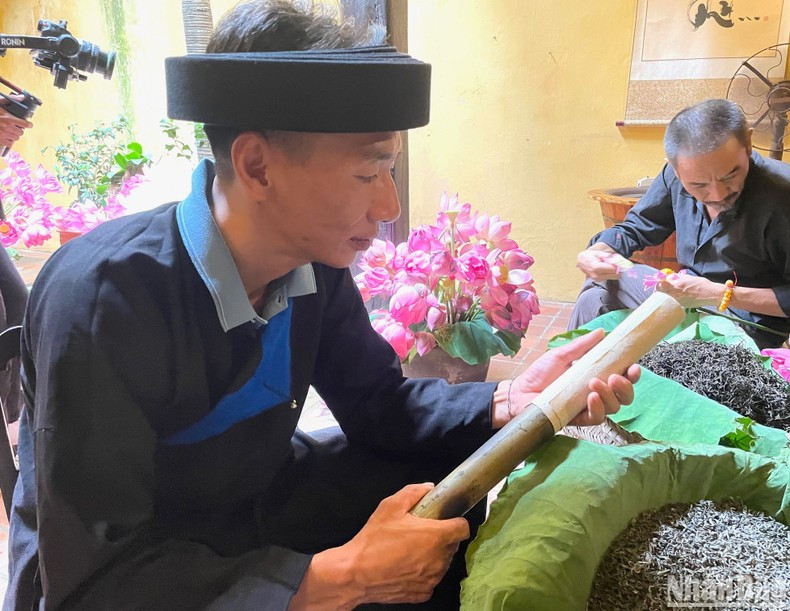 El director de la Cooperativa de la comuna de Quang Ngan, Dang Van Quan, presenta productos de Té Shan Tuyet. El director de la Cooperativa de la comuna de Quang Ngan, Dang Van Quan, presenta productos de Té Shan Tuyet.