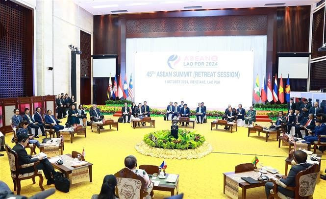 En la reunión restringida entre líderes de los países de Asean y Timor Leste en el marco de la 45 Cumbre de la Asean (Fuente: VNA) En la reunión restringida entre líderes de los países de Asean y Timor Leste en el marco de la 45 Cumbre de la Asean (Fuente: VNA)