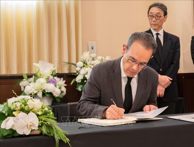 Representante de la Embajada de México Representante de la Embajada de México