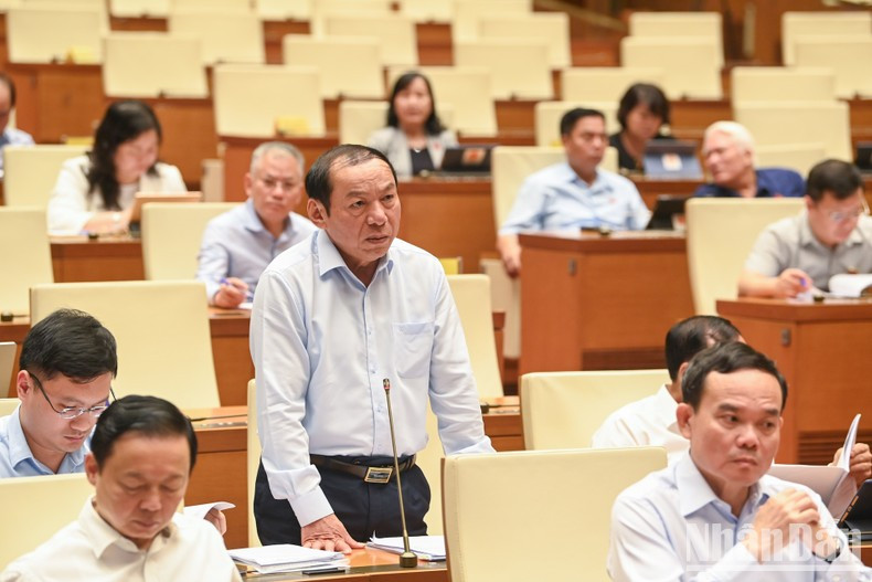 El ministro de Cultura, Deportes y Turismo, Nguyen Van Hung, responde a las preguntas. El ministro de Cultura, Deportes y Turismo, Nguyen Van Hung, responde a las preguntas.