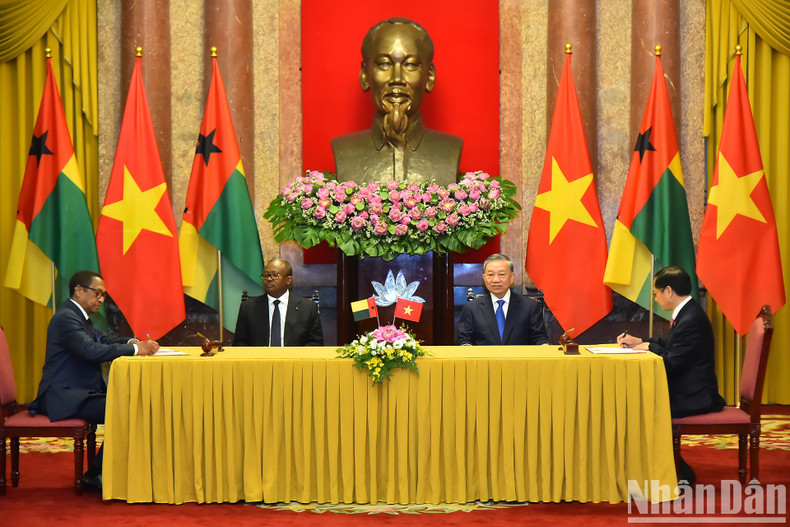 Ambos dirigentes presencian el intercambio de un memorando de entendimiento sobre el mecanismo de consultas políticas y diplomáticas entre el Ministerio de Relaciones Exteriores de Vietnam y el Ministerio de Asuntos Exteriores, Cooperación Internacional y Comunidad de Guinea-Bissau. Ambos dirigentes presencian el intercambio de un memorando de entendimiento sobre el mecanismo de consultas políticas y diplomáticas entre el Ministerio de Relaciones Exteriores de Vietnam y el Ministerio de Asuntos Exteriores, Cooperación Internacional y Comunidad de Guinea-Bissau.