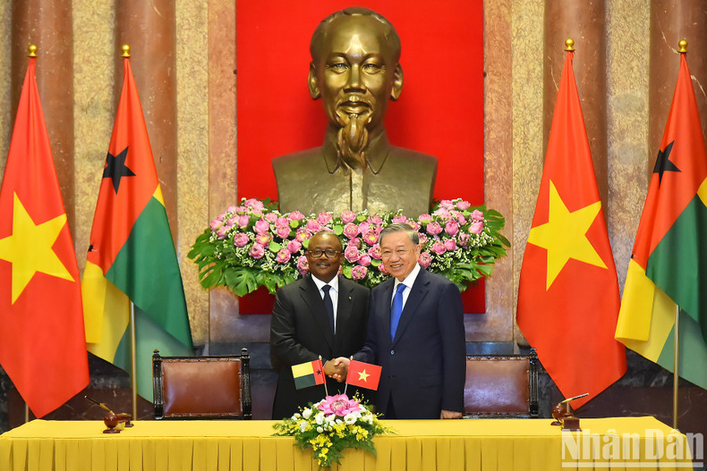El secretario general del Partido Comunista y presidente de Vietnam, To Lam, y el presidente de Guinea-Bissau, Umaro Sissoco Embaló. El secretario general del Partido Comunista y presidente de Vietnam, To Lam, y el presidente de Guinea-Bissau, Umaro Sissoco Embaló.