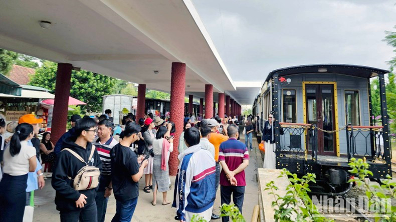 Visitantes en la estación de trenes de Da Lat.