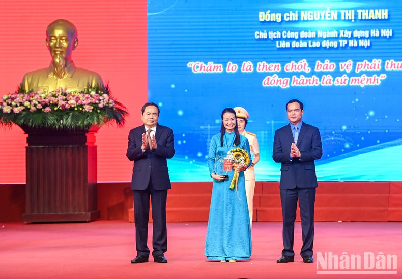 El líder legislativo entrega el Premio Nguyen Van Linh a Nguyen Thi Thanh, presidenta del Sindicato de la Industria de la Construcción de Hanói. El líder legislativo entrega el Premio Nguyen Van Linh a Nguyen Thi Thanh, presidenta del Sindicato de la Industria de la Construcción de Hanói.