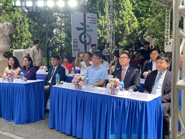 La viceministra de Cultura, Deportes y Turismo de Vietnam Trinh Thi Thuy y delegados asisten al evento. La viceministra de Cultura, Deportes y Turismo de Vietnam Trinh Thi Thuy y delegados asisten al evento.