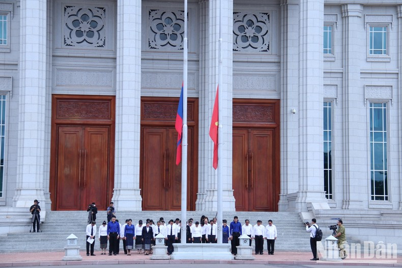 La bandera en la plaza frente a la Asamblea Nacional de Laos ondea a media asta en señal de duelo nacional tras la expiración del secretario general del PCV, Nguyen Phu Trong.