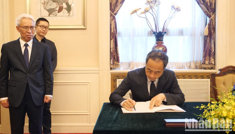 El editor en jefe adjunto del Diario del Pueblo Cui Shi Xin firma el libro de condolencias en memoria al secretario general Nguyen Phu Trong, expresando al pueblo vietnamita sus más sentidas condolencias . El editor en jefe adjunto del Diario del Pueblo Cui Shi Xin firma el libro de condolencias en memoria al secretario general Nguyen Phu Trong, expresando al pueblo vietnamita sus más sentidas condolencias .