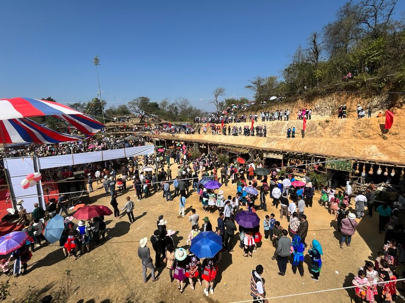 Personas de todos los grupos étnicos se reúnen para disfrutar del festival.
