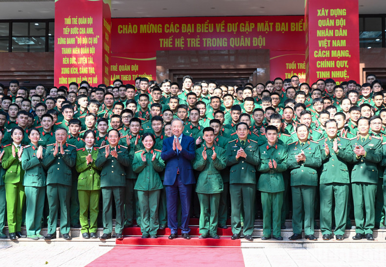 El líder partidista To Lam, junto con dirigentes del Ministerio de Defensa y jóvenes militares destacados.