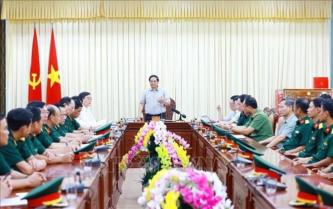 El primer ministro Pham Minh Chinh se reúne con el Comando Militar de Dak Lak. (Foto: VNA)