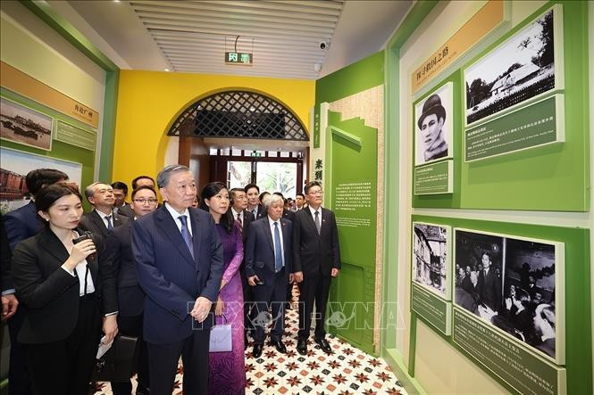La delegación vietnamita visita el sitio de las reliquias de la sede de la Liga Juvenil Revolucionaria de Vietnam. (Fuente: VNA)