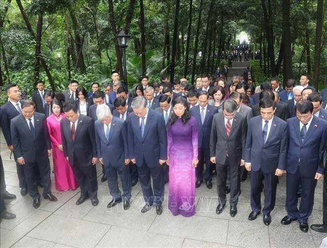 La delegación vietnamita rinde homenaje al mártir Pham Hong Thai. (Fuente: VNA)