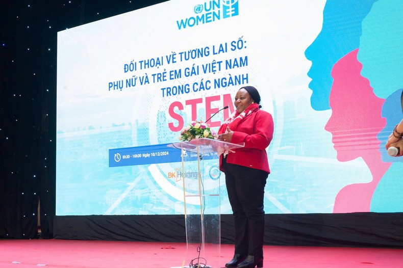Caroline Nyamayemombev, representante de ONU Mujeres en Vietnam, habla en la cita.