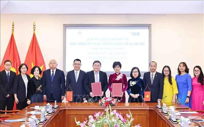 La directora general de la VNA, Vu Viet Trang; el editor en jefe adjunto de Xinhua, Ren Weidong, y los delegados participantes en la cita (Foto: VNA)
